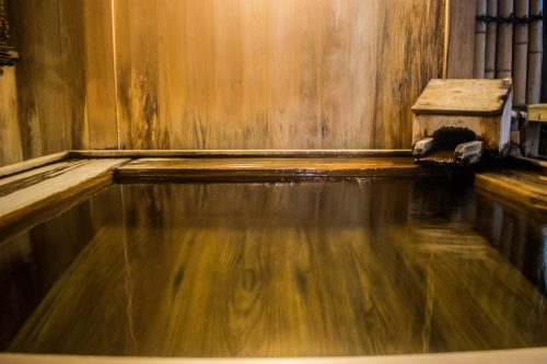 Onsen au ryokan Tanokura à Yufuin, préfecture d'Oita, Japon