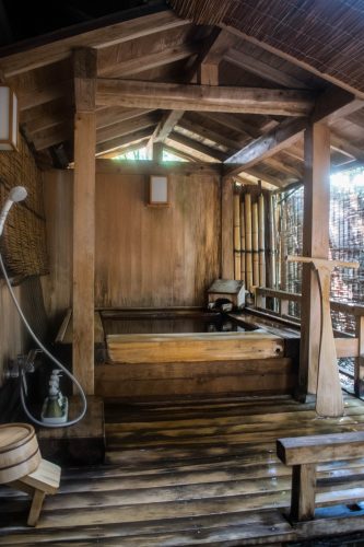 Rotenburo privatif au ryokan Tanokura à Yufuin, préfecture d'Oita, Japon