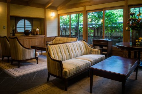 Hall d'entrée du ryokan Tanokura à Yufuin, préfecture d'Oita, Japon