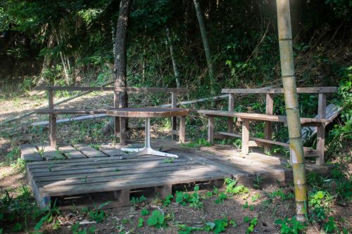 Terrasse près de la forêt dans une ferme près de la ville d'Usuki, préfecture d'Oita, Japon