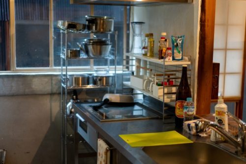 Cuisine équipée dans la chambre d'hôtes Kame House à Takahama, Préfecture de Fukui, Japon