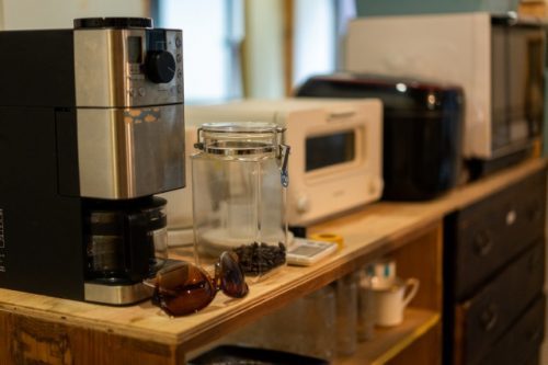 Cuisine équipée dans la chambre d'hôtes Kame House à Takahama, Préfecture de Fukui, Japon