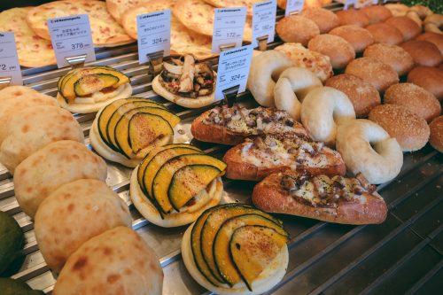 Vitrine côté boulangerie dans l'ensemble de boutiques d'Es Koyama, à Sanda, préfecture de Hyogo, Japon