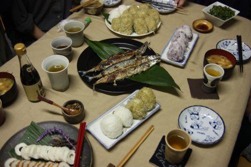 Repas dans l'atelier d'une artiste de Yumihama-gasuri, à Yonago, préfecture de Tottori, Japon