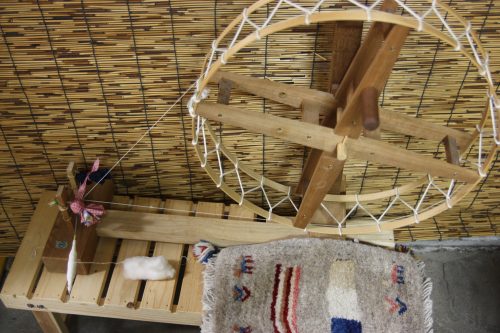 Rouet utilisé pour filer le coton avant de tisser le Yumihama-gasuri, à Yonago, préfecture de Tottori, Japon