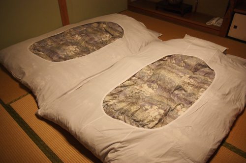 Futon dans une chambre du shukubo Sanrakuso au pied du Mt Daisen, préfecture de Tottori, Japon