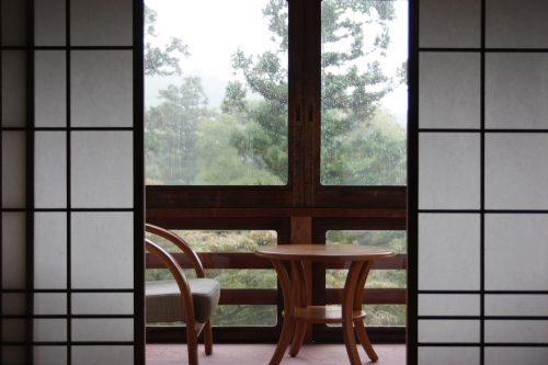 Vue depuis l'une des chambres du shukubo Sanrakuso au pied du Mt Daisen, préfecture de Tottori, Japon
