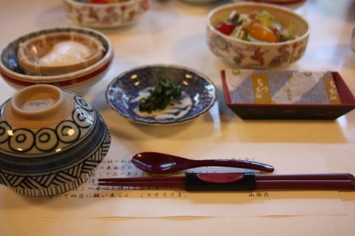 Petit-déjeuner au shukubo Sanrakuso au pied du Mt Daisen, préfecture de Tottori, Japon