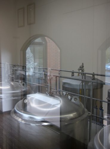 Cuves de bière au restaurant Bierhof Gambarius au pied du Mt Daisen, préfecture de Tottori, Japon