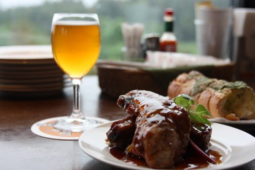 Bières artisanales et ribs de porc au restaurant Bierhof Gambarius au pied du Mt Daisen, préfecture de Tottori, Japon