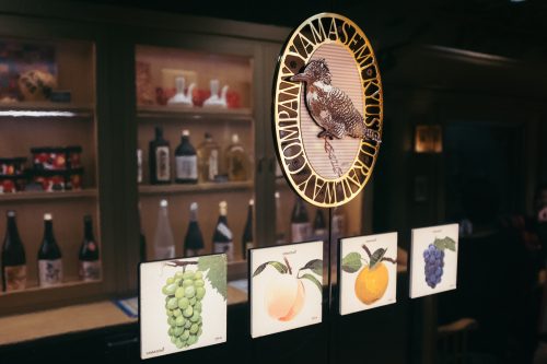Le bar À l'intérieur du train Kawasemi Yamasemi, préfecture de Kumamoto, Kyushu, Japon