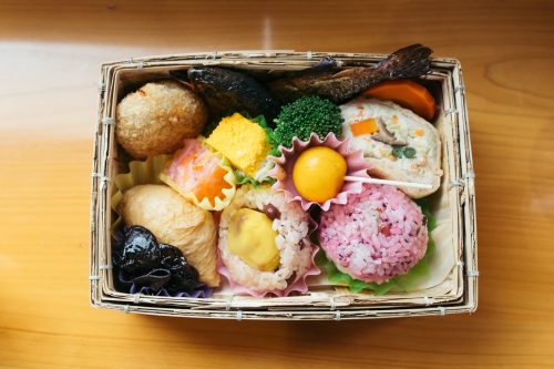 Bento à déguster à bord du train Kawasemi Yamasemi, préfecture de Kumamoto, Kyushu, Japon