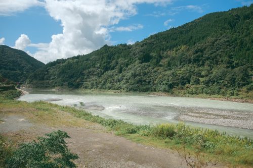 La vue depuis le train Kawasemi Yamasemi, préfecture de Kumamoto, Kyushu, Japon
