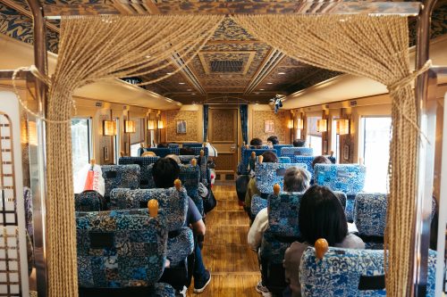 La décoration rétro À l'intérieur du train Kawasemi Yamasemi, préfecture de Kumamoto, Kyushu, Japon