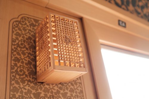 Décoration en bois À l'intérieur du train Kawasemi Yamasemi, préfecture de Kumamoto, Kyushu, Japon