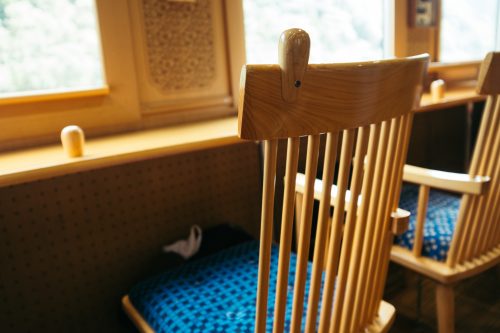 Chaises en bois face à la vue À l'intérieur du train Kawasemi Yamasemi, préfecture de Kumamoto, Kyushu, Japon