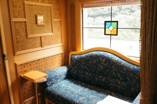 À l'intérieur du train Kawasemi Yamasemi, préfecture de Kumamoto, Kyushu, Japon
