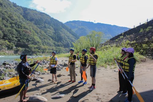 Consignes de sécurité avant de partir en Rafting sur le fleuve Kuma, dans la préfecture de Kumamoto, Kyushu, Japon
