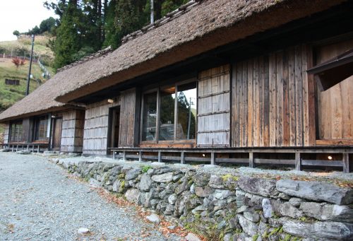 Maisons traditionnelles du hameau d'Ochiai, vallée d'Iya, Tokushima, Shikoku, Japon