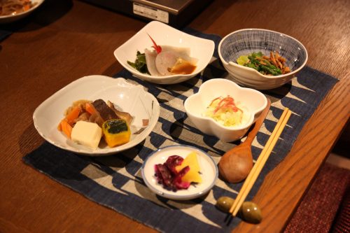 Dîner dans une maison traditionnelle du hameau d'Ochiai, vallée d'Iya, Tokushima, Shikoku, Japon