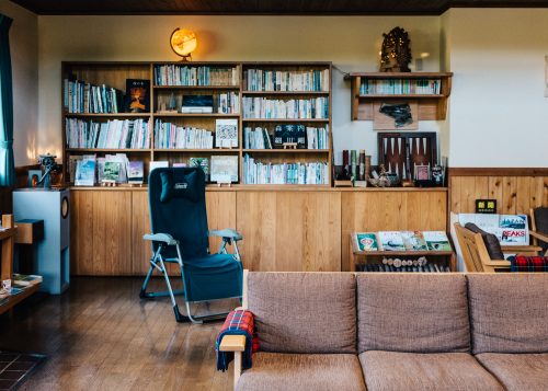 Salle commune au refuge du Mori-no-Ie, à Iiyama, préfecture de Nagano, Japon