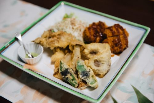 Tempura servis au dîner, Iiyama Yutaki-onsen, à Iiyama, préfecture de Nagano, Japon