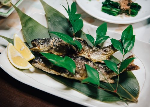 Dîner au Iiyama Yutaki-onsen, à Iiyama, préfecture de Nagano, Japon