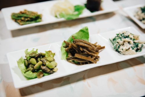 Dîner au Iiyama Yutaki-onsen, à Iiyama, préfecture de Nagano, Japon