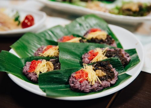 Sasazushi servi au Iiyama Yutaki-onsen, à Iiyama, préfecture de Nagano, Japon