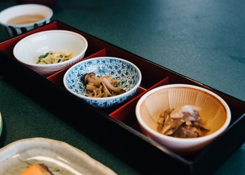 Légumes locaux et de saison au ryokan Shikisai no Yado Kanoe à Iiyama, préfecture de Nagano, Japon