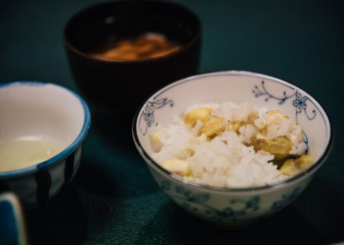 Bol de riz aux marrons servi au ryokan Shikisai no Yado Kanoe à Iiyama, préfecture de Nagano, Japon