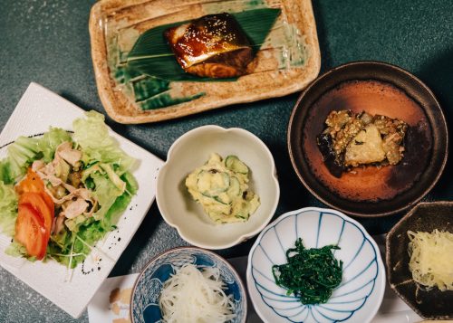 Dîner à base d'ingrédients locaux au ryokan Shikisai no Yado Kanoe à Iiyama, préfecture de Nagano, Japon