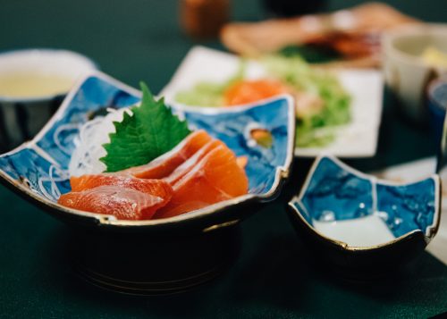 Sashimi servis au ryokan Shikisai no Yado Kanoe à Iiyama, préfecture de Nagano, Japon
