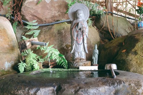 Sur la route du temple de Nisseki, Funahashi, préfecture de Toyama, Japon