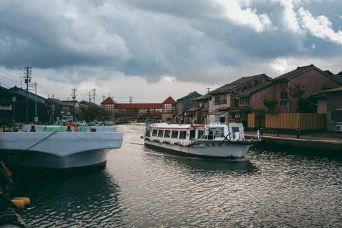 Rivière traversant le vieux quartier de Takaoka, Uchikawa, baie de Toyama, Japon