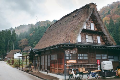 Maisons traditionnelles du village de Gokayama, préfecture de Toyama, Japon