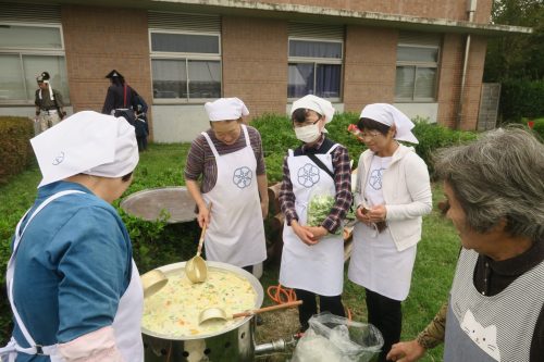 Cuisinières bénévoles à l'événement de Tambo Art à Gyoda, préfecture de Saitama, Japon