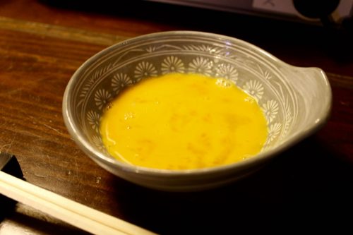 L'oeuf cru, élément phare du sukiyaki de boeuf de Murakami, préfecture de Niigata, Japon