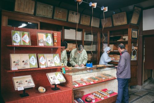 Boutique de funazushi, spécialité de la ville d'Otsu, préfecture de Shiga, près de Kyoto, Japon