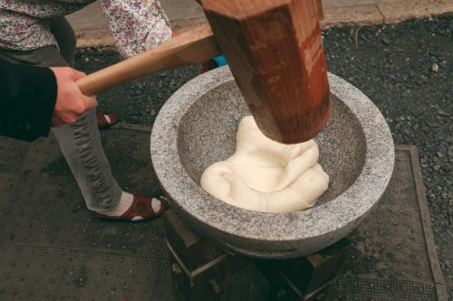 Préparer des mochi avec des locaux de Ogi, dans la préfecture de Shiga, tout près de Kyoto, Japon