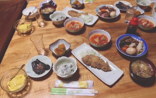 Dîner fait maison dans un minshuku près de Murakami, préfecture de Niigata, Japon