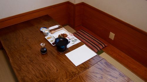 Sol recouvert de tatami et table basse au restaurant Uomatsu, spécialisé dans l'Oyako Steak Gohan à Izumi, Kagoshima, Kyushu, Japon