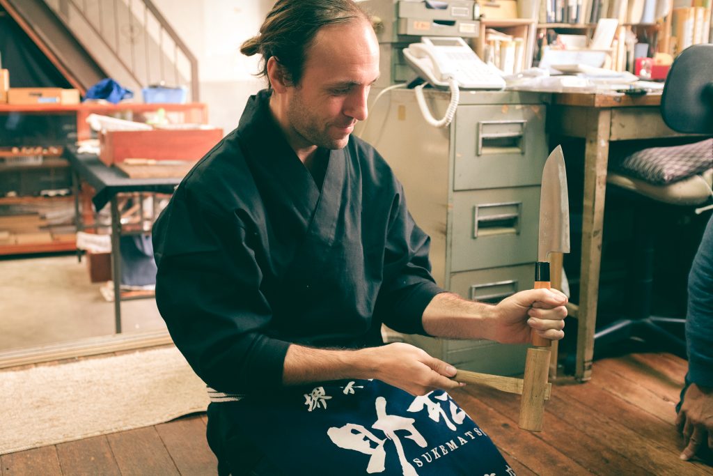 S'essayer à l'assemblage d'un couteau, boutique Wada, Sakai, Osaka, Japon
