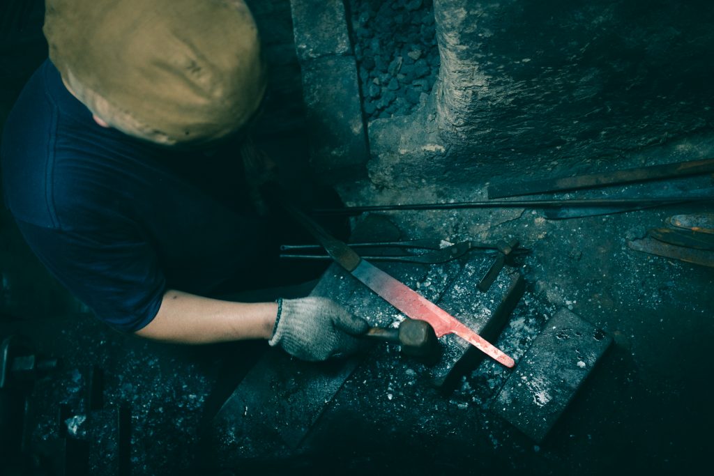 Coutellerie : fabrication d'un couteau dans la forge de Mizuno Tanrenjo, Sakai, Osaka, Japon