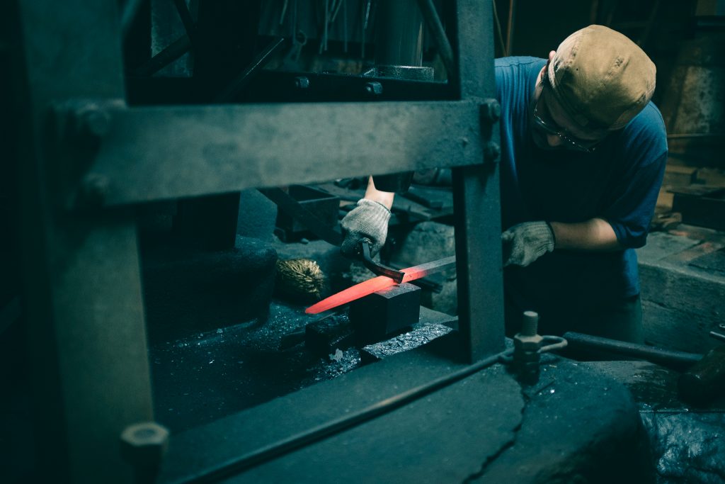 Coutellerie : fabrication d'un couteau dans la forge de Mizuno Tanrenjo, Sakai, Osaka, Japon
