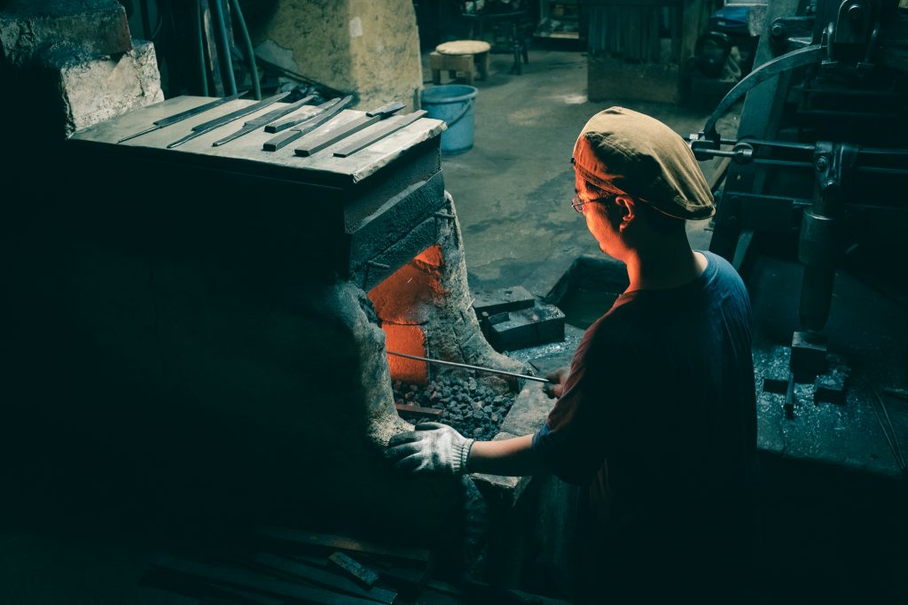 Coutellerie : fabrication d'un couteau dans la forge de Mizuno Tanrenjo, Sakai, Osaka, Japon