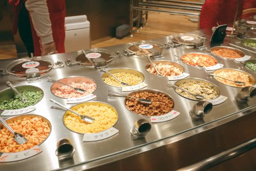 Personnaliser sa recette de cup noodles au Musée dédié aux cup noodles et à son inventeur à Osaka, région de Kinki, Japon