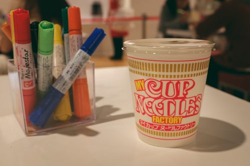 Confectionner son propre pot de cup noodles au Musée dédié aux cup noodles et à son inventeur à Osaka, région de Kinki, Japon