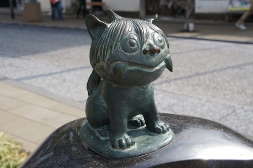 Statue de shisa le long de la Mizuki Shigeru Road à Sakaiminato, région du San'in, Tottori, Japon