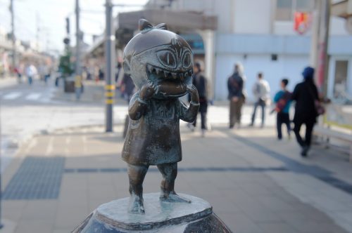 Statue de Neko Musume le long de la Mizuki Shigeru Road à Sakaiminato, région du San'in, Tottori, Japon